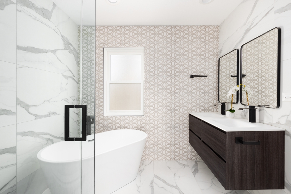A,bathroom,with,a,brown,and,white,pattern,tiled,accent