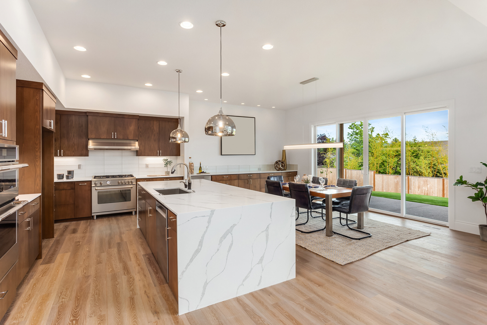 Kitchen,in,new,luxury,home,with,quartz,waterfall,island,,hardwood