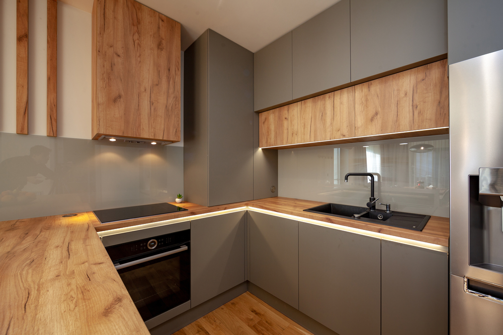 Beautiful,grey,modern,kitchen,in,a,luxury,apartment,with,stainless